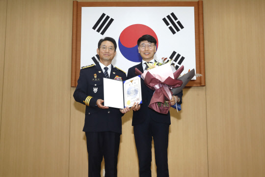 신이철 원광디지털대학교 경찰학과 교수(오른쪽)와 배용주 경기남부지방경찰청장(왼쪽). 원광디지털대학교 제공